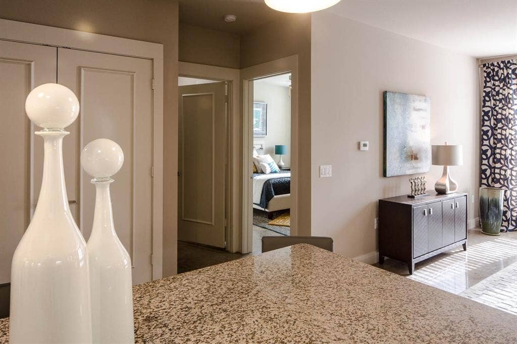 908 N Bishop Avenue, #2-103, Dallas, TX 75208 Corridor with baseboards