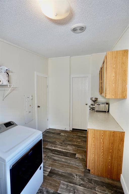 245 Oak Hill Court, Waxahachie, TX 75167 Laundry area featuring washer / dryer, a textured ceiling, and dark wood-type flooring