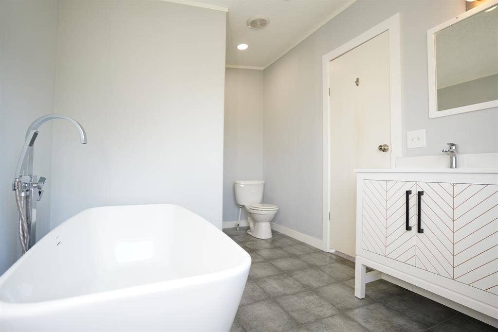 245 Oak Hill Court, Waxahachie, TX 75167 Full bath featuring a freestanding bath, vanity, and recessed lighting