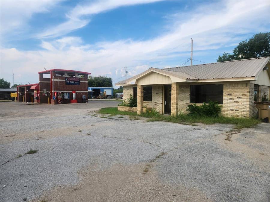 Property photo for 202 US Highway 69 N, Lone Oak, TX