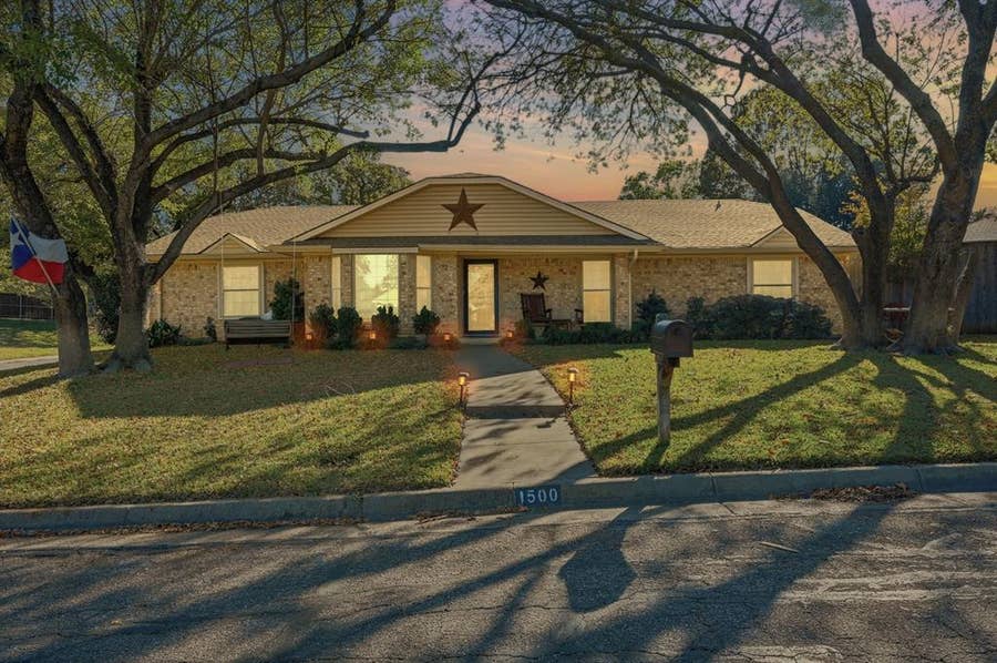 Property photo for 1500 Flamingo Drive, Arlington, TX
