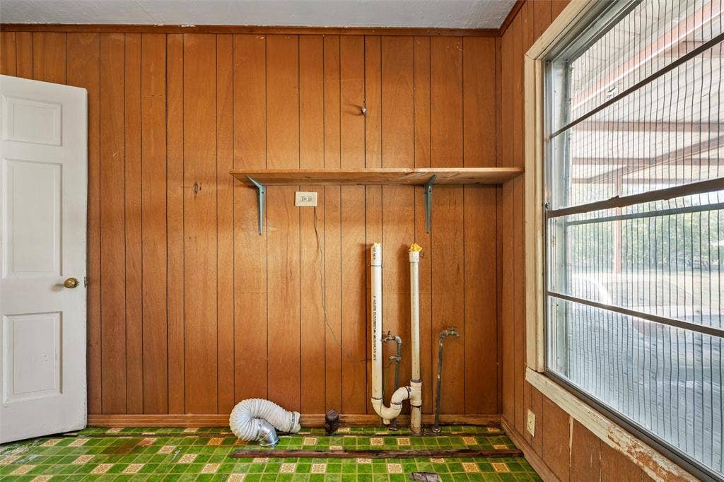 12145 Tree Lake Drive, Waco, TX 76708 Detailed view of wooden walls and baseboards