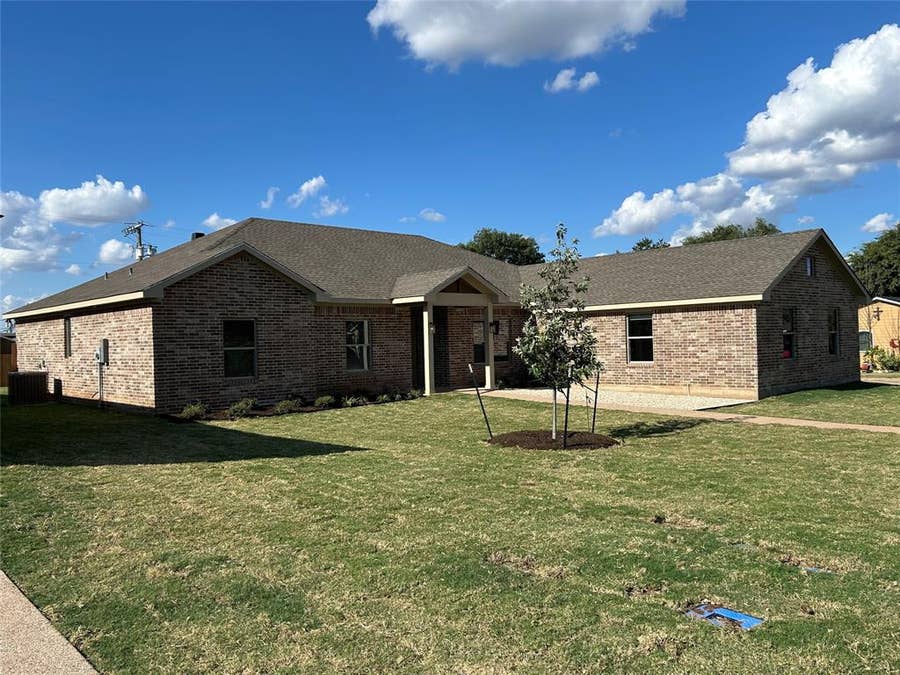 Property photo for 1501 W 6 th Street, McGregor, TX