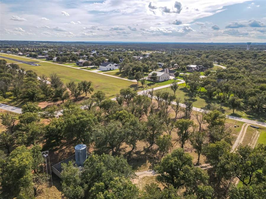 Property photo for 906 E Landings Drive, Granbury, TX