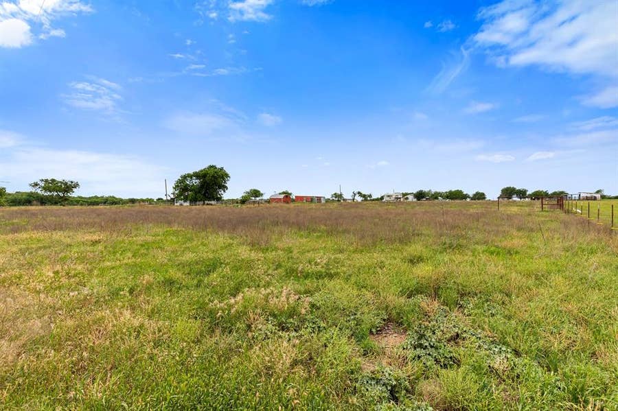 Property photo for 729 Twin Bends Road, Crawford, TX