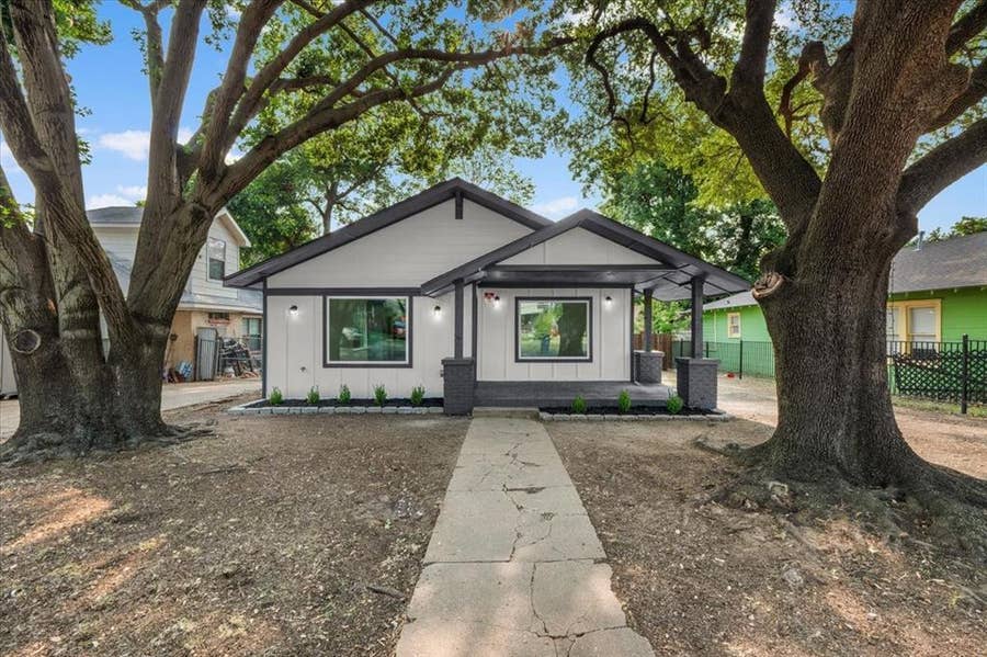 Property photo for 818 Hollywood Avenue, Dallas, TX