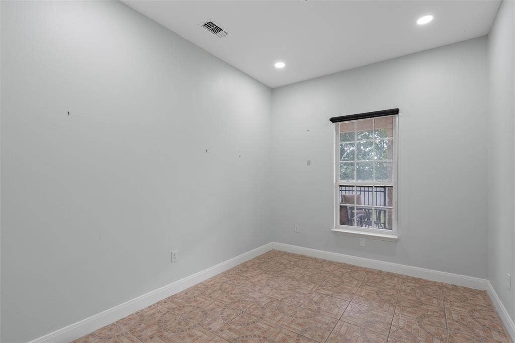Unfurnished room featuring baseboards and recessed lighting