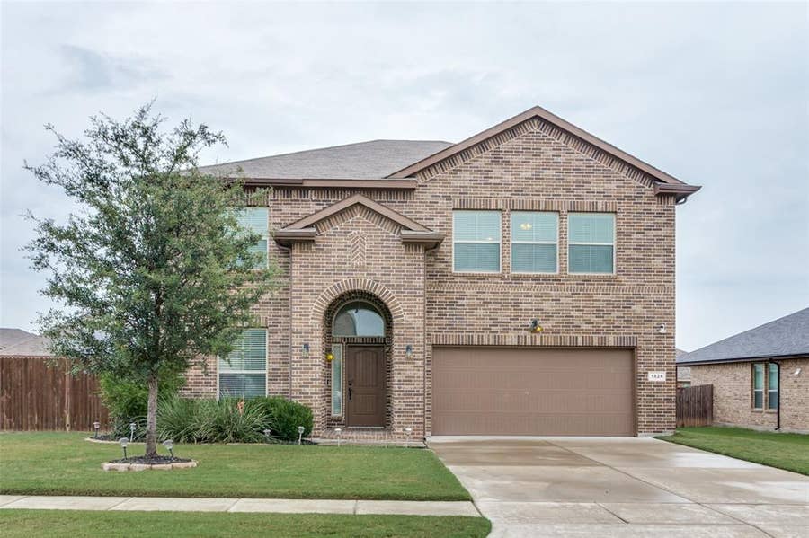 Property photo for 1826 Creekwood Drive, Cleburne, TX