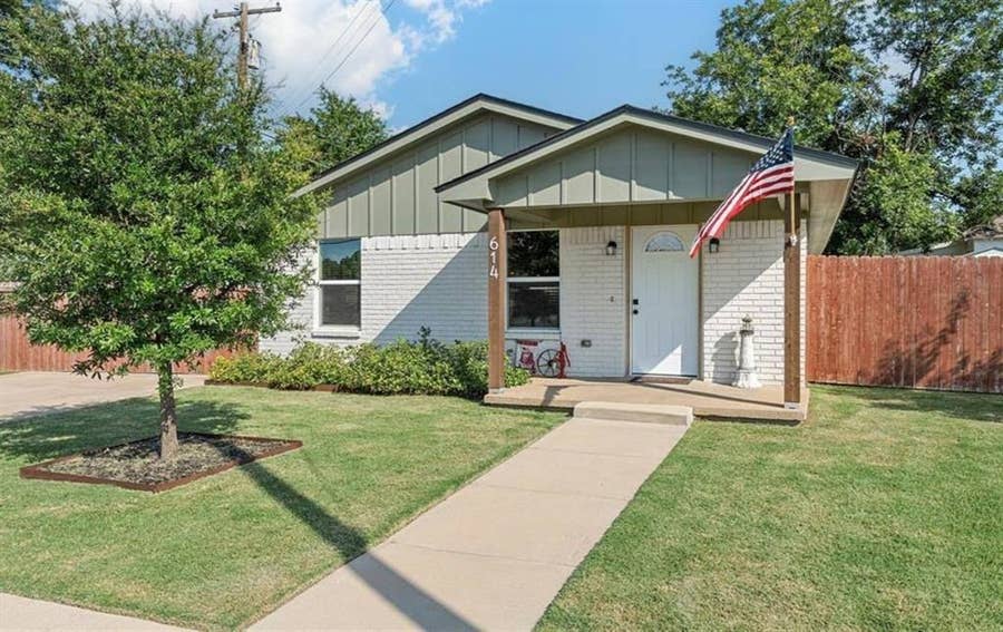 Property photo for 614 W 3rd Street, McGregor, TX