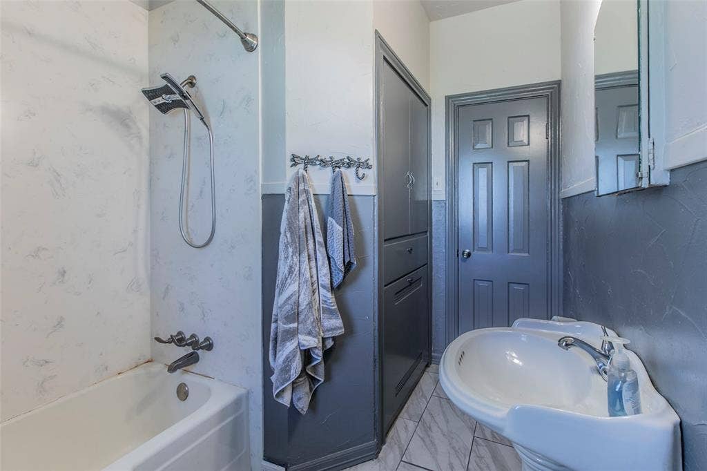 2603 Pine Avenue, Waco, TX 76708 Full bath featuring shower combination