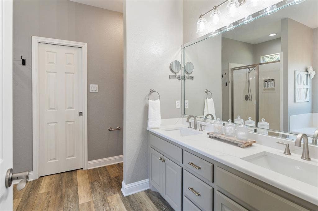 127 Rueda Encina Street, Gun Barrel City, TX 75156 Primary Bathroom