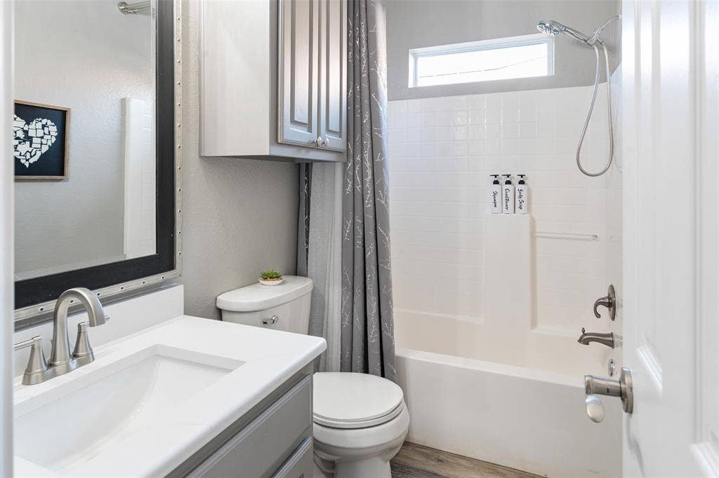 127 Rueda Encina Street, Gun Barrel City, TX 75156 Ensuite bathroom