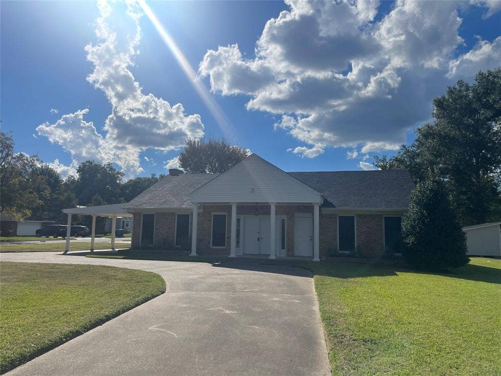 810 Lucas Drive, Athens, TX 75751 810 Lucas Drive, Athens, TX 75751