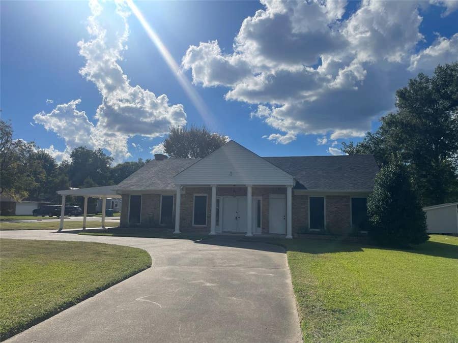 Property photo for 810 Lucas Drive, Athens, TX