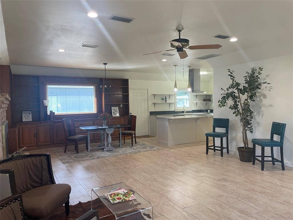810 Lucas Drive, Athens, TX 75751 810 Lucas Drive, Athens, TX 75751