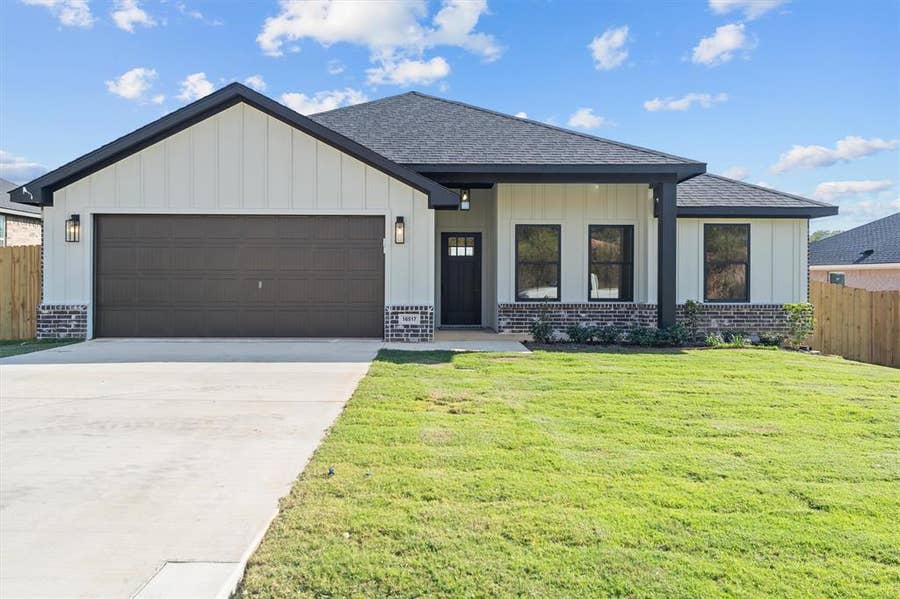 Property photo for 16517 Crossing Circle, Lindale, TX