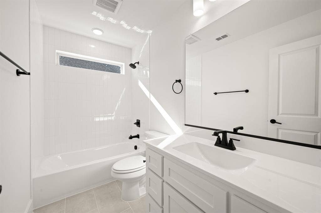 417 Newpark Boulevard, DeSoto, TX 75115 417 Newpark- Bathroom-2