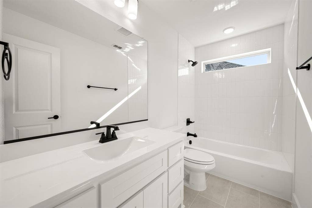 417 Newpark Boulevard, DeSoto, TX 75115 417 Newpark- Bathroom