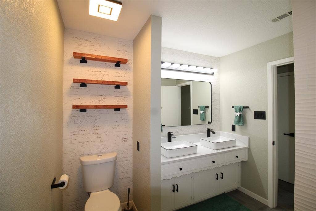 818 E Clinton, Athens, TX 75751