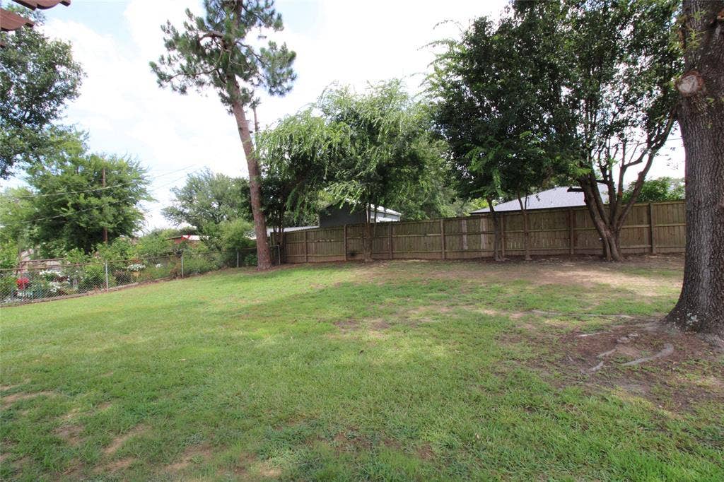 818 E Clinton, Athens, TX 75751