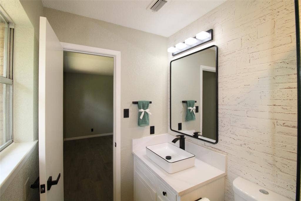 818 E Clinton, Athens, TX 75751