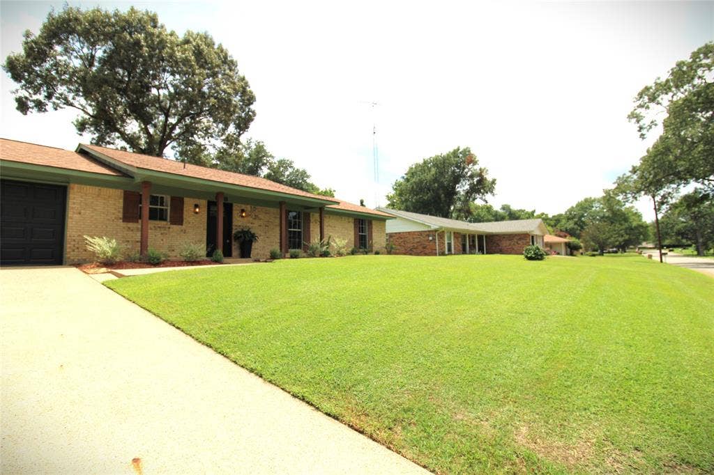 818 E Clinton, Athens, TX 75751