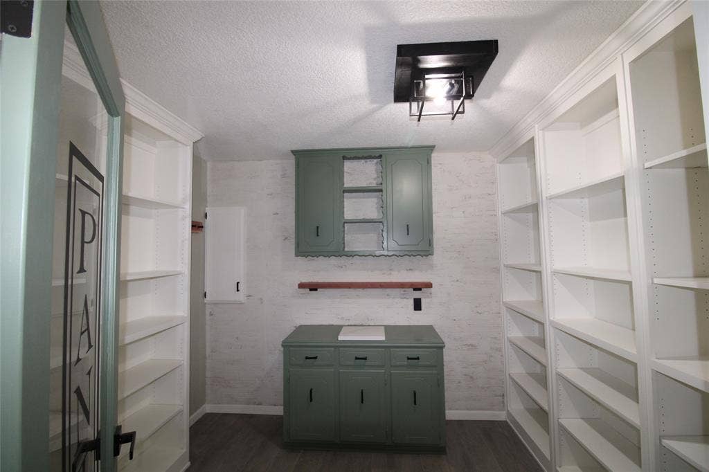 818 E Clinton, Athens, TX 75751