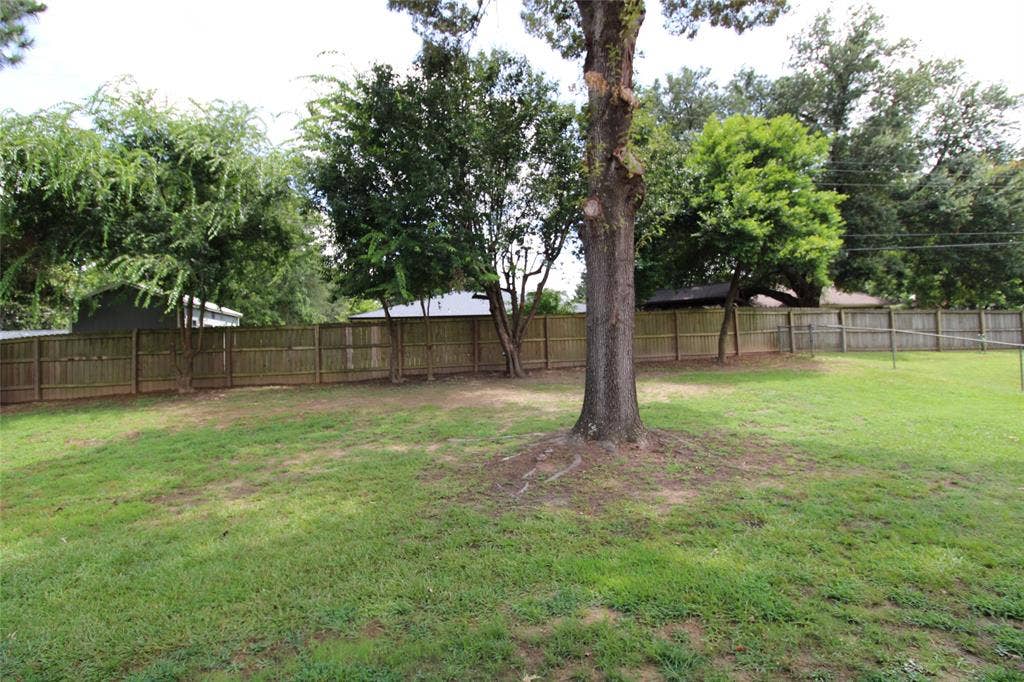 818 E Clinton, Athens, TX 75751