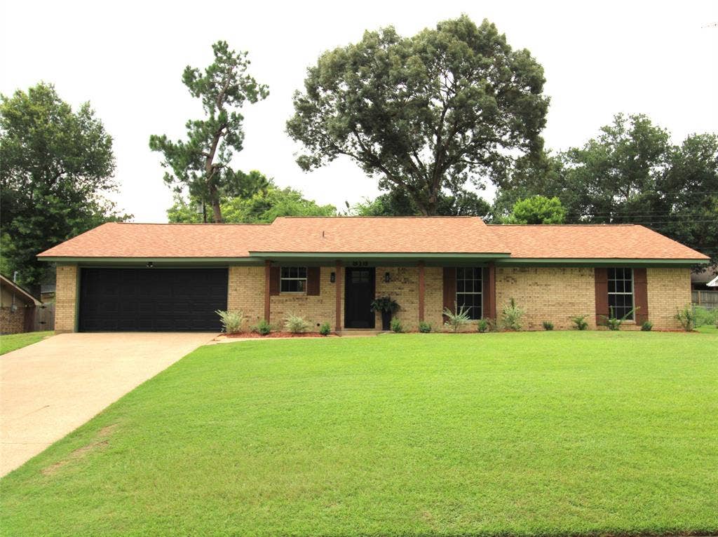 818 E Clinton, Athens, TX 75751