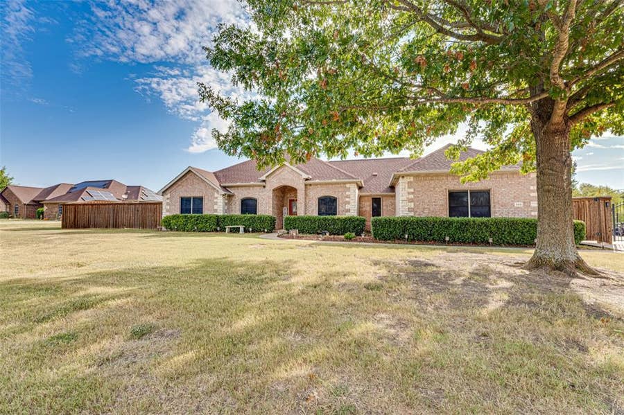 Property photo for 300 Springfield Lane, Red Oak, TX