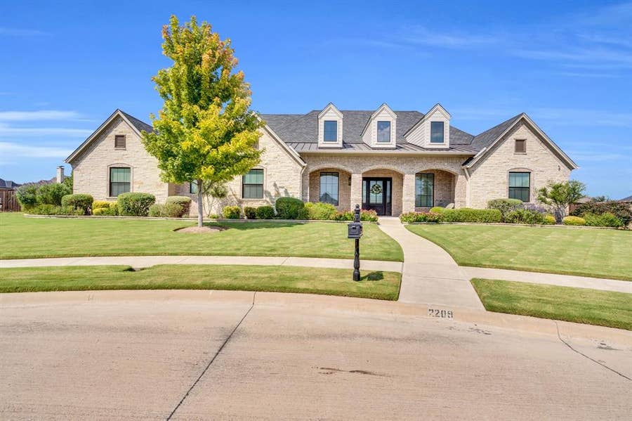 Property photo for 2209 Lyons, Midlothian, TX