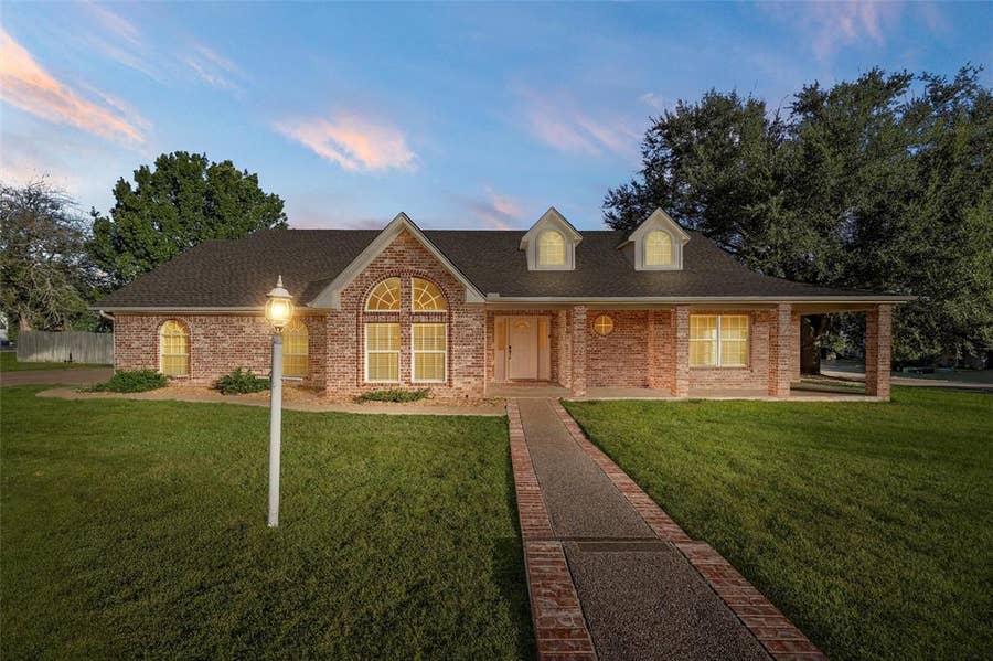 Property photo for 306 Baker Lane, Robinson, TX