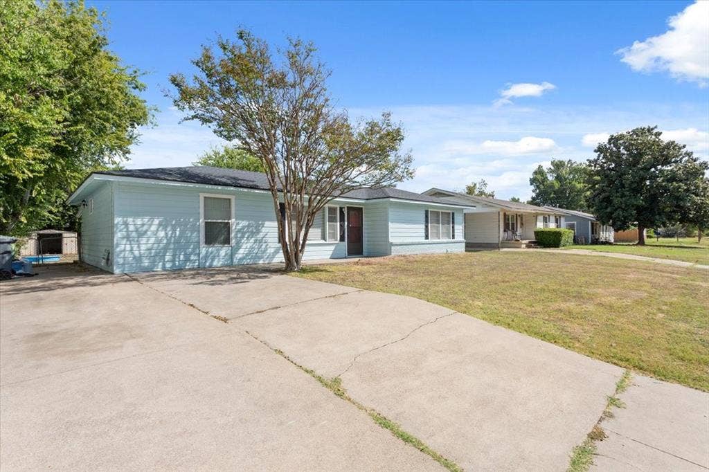 2424 S 26th Street, Waco, TX 76706 Ranch-style house with a front yard and driveway