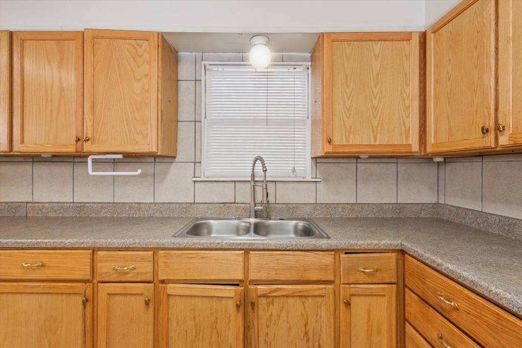 2424 S 26th Street, Waco, TX 76706 Kitchen with tasteful backsplash and light countertops