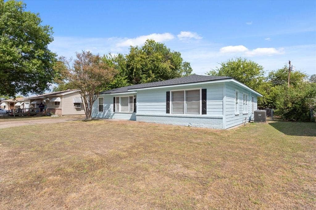 2424 S 26th Street, Waco, TX 76706 View of front of home with a front lawn