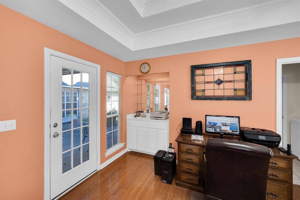 Wet bar, nice tray ceiling and wet bar