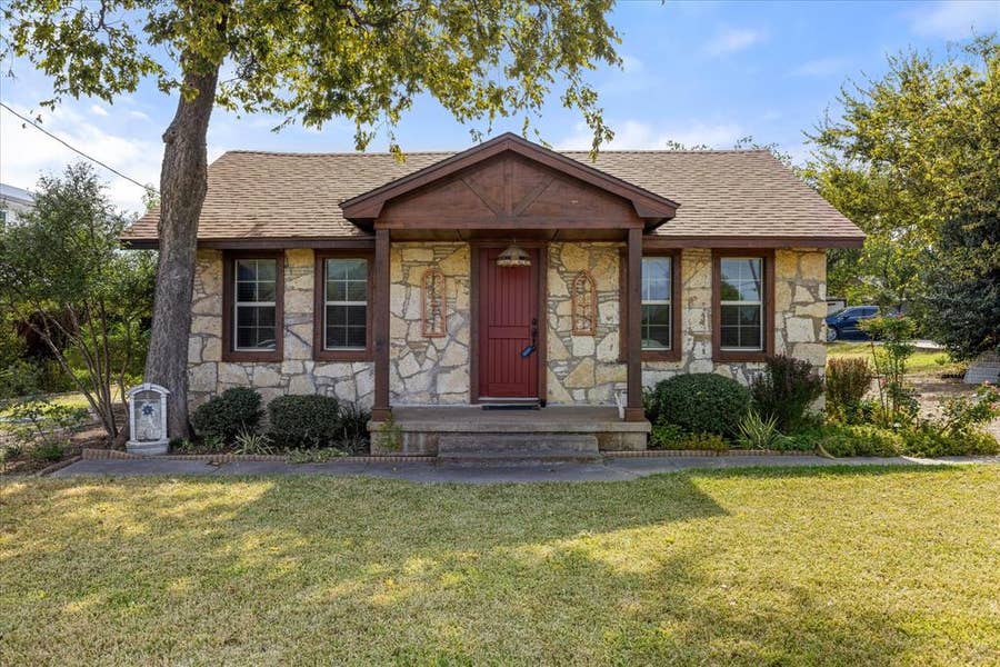 Property photo for 1507 W Pearl Street, Granbury, TX