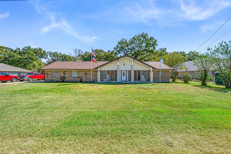 Property photo for 1075 Oak Ridge Drive, Terrell, TX