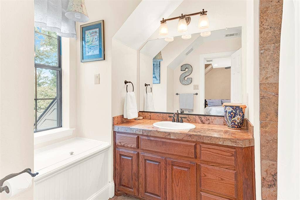 1166 Winding Wood Trail, Scurry, TX 75158 Full Bath