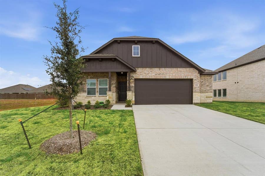 Property photo for 232 Triple Crown Road, Waxahachie, TX