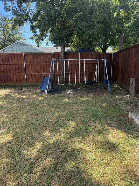 10216 Big Thicket Drive, Dallas, TX 75217 View of fenced backyard