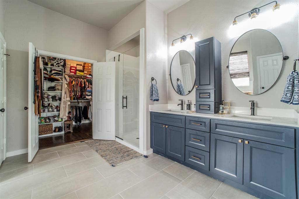 5229 Horseshoe Lane, Royse City, TX 75189 Primary suite bath suite. Spacious and bright. Large walk-in closets.