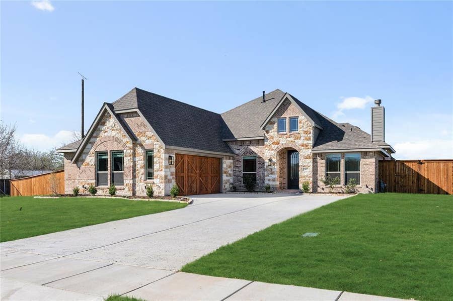 Property photo for 307 Spring Circle, Red Oak, TX