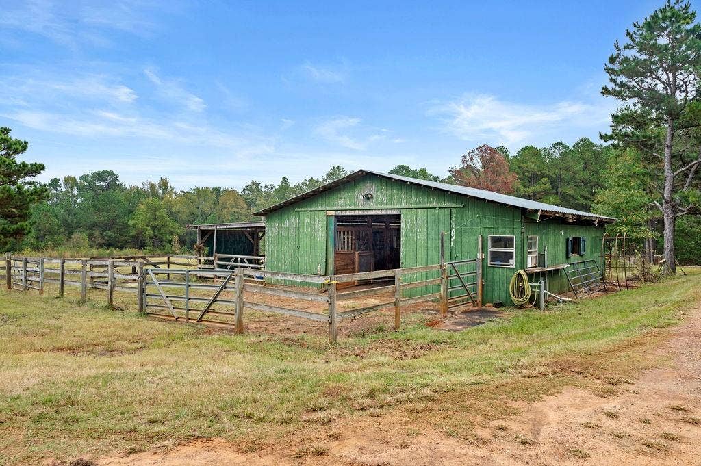 19418 CR 4125, Lindale, TX 75771 View of stable