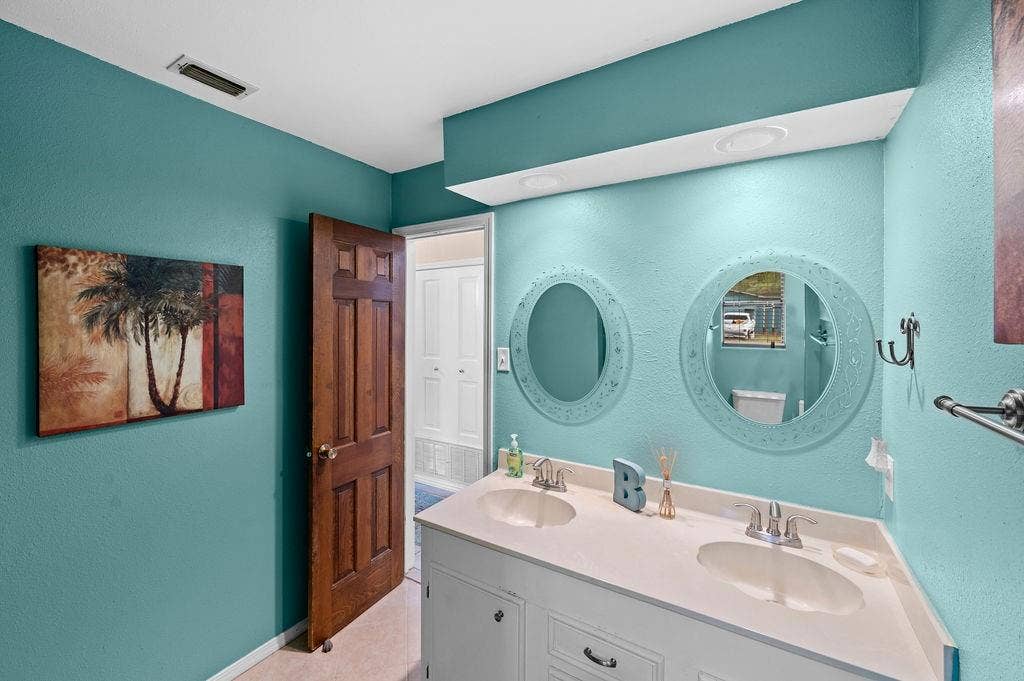 19418 CR 4125, Lindale, TX 75771 Full bathroom with double vanity and a textured wall