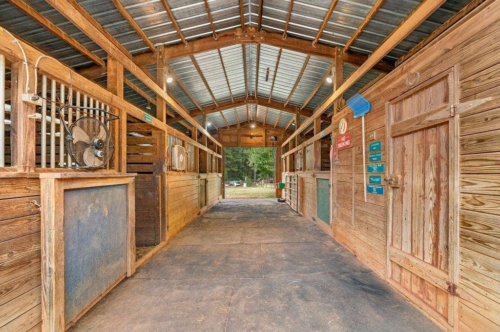 19418 CR 4125, Lindale, TX 75771 View of stable