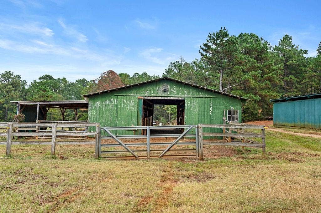 19418 CR 4125, Lindale, TX 75771 View of horse barn