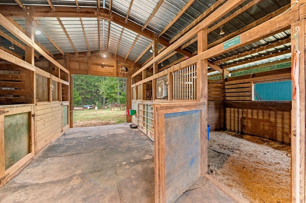 19418 CR 4125, Lindale, TX 75771 View of stable