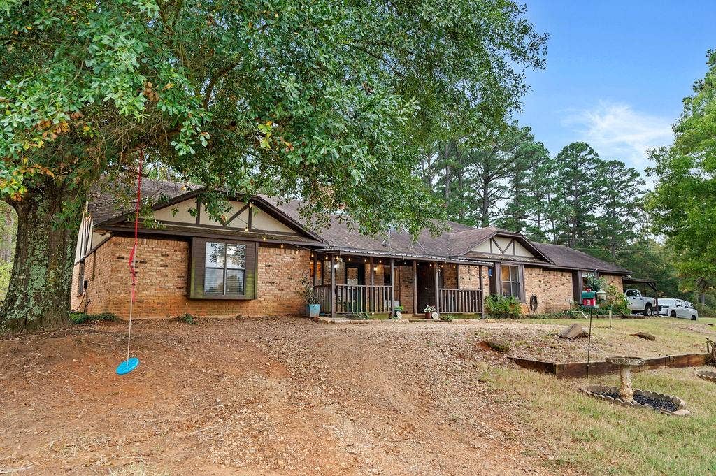19418 CR 4125, Lindale, TX 75771 View of front of house with brick siding and a porch