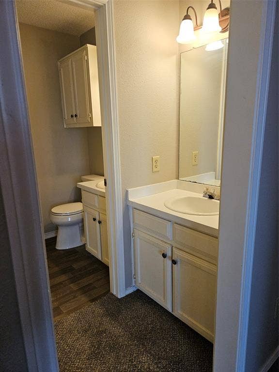 808-810 Red Bud Drive, DeSoto, TX 75115 810 - Upstairs bathroom with two vanities.